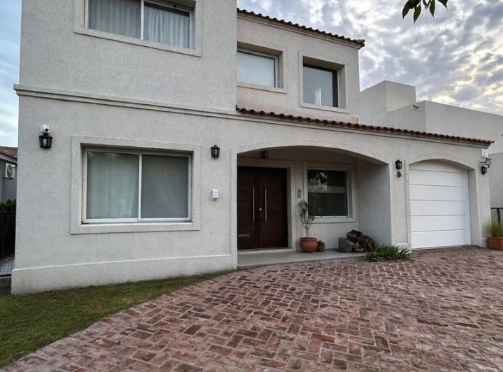 Casa · 204m² · 7 Ambientes · 4 Cocheras