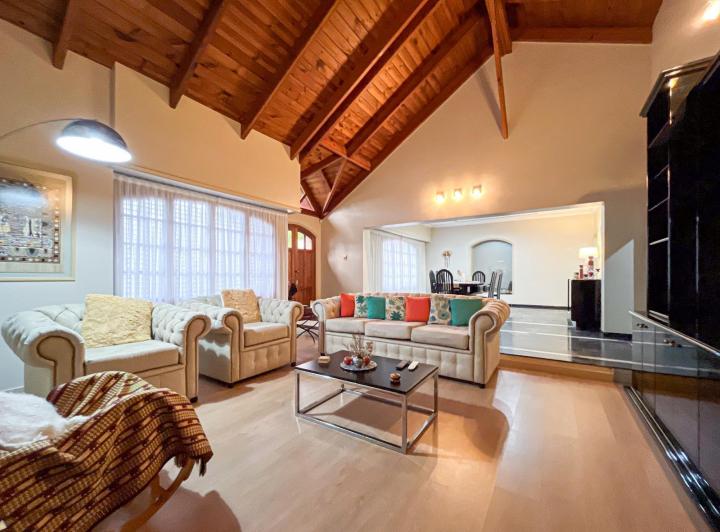 Casa · 350m² · 6 Ambientes · 3 Cocheras