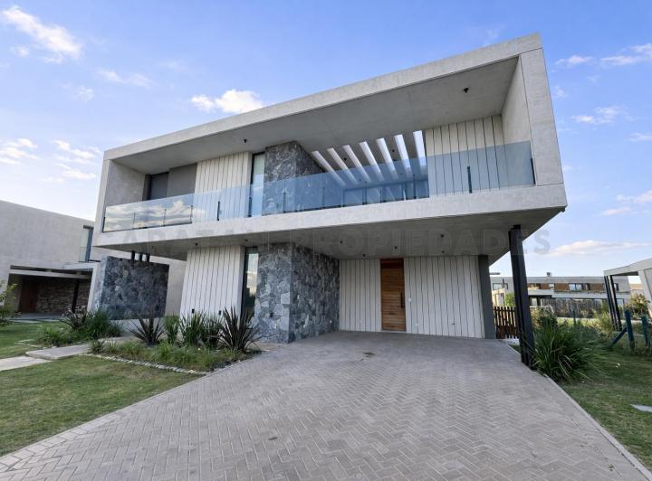 Casa · 1100m² · 3 Dormitorios · 2 Cocheras