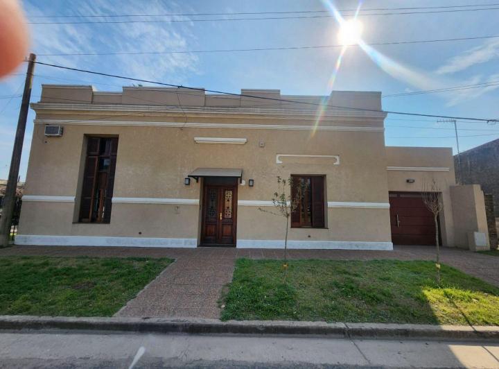 Casa · 200m² · 4 Ambientes · 1 Cochera