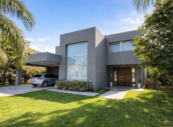 Casa · 270m² · 5 Ambientes · 2 Cocheras