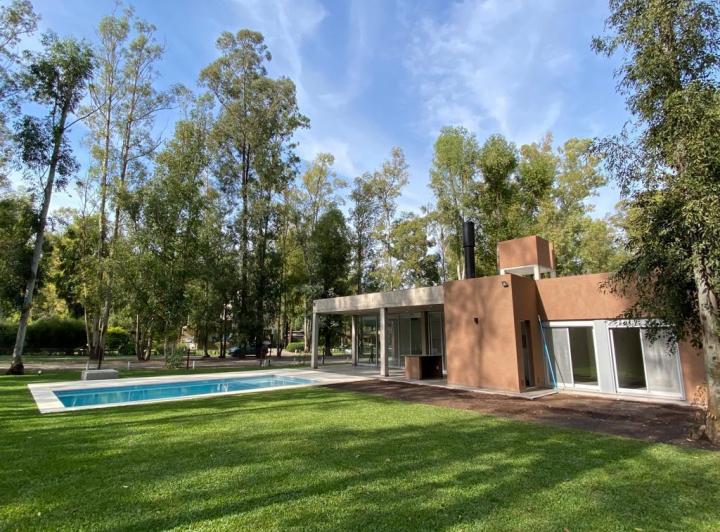 Casa · 243m² · 5 Ambientes · 2 Cocheras