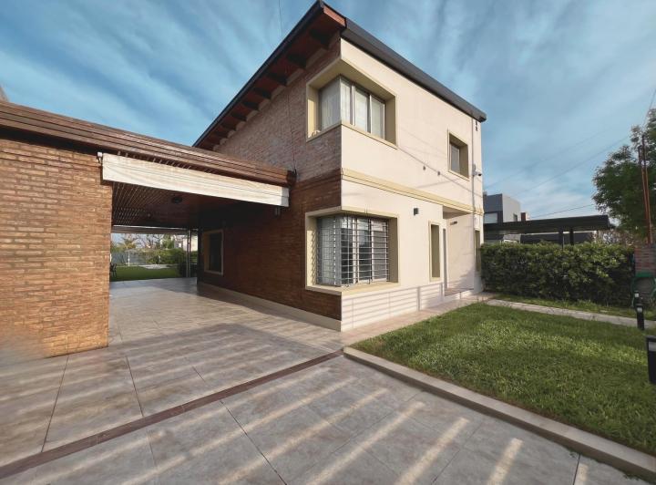 Casa · 130m² · 3 Dormitorios · 3 Cocheras