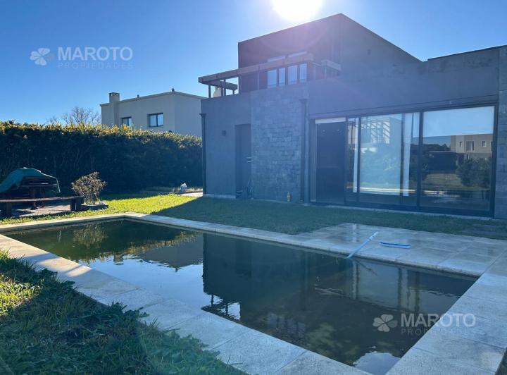 Casa · 192m² · 8 Ambientes · 6 Cocheras