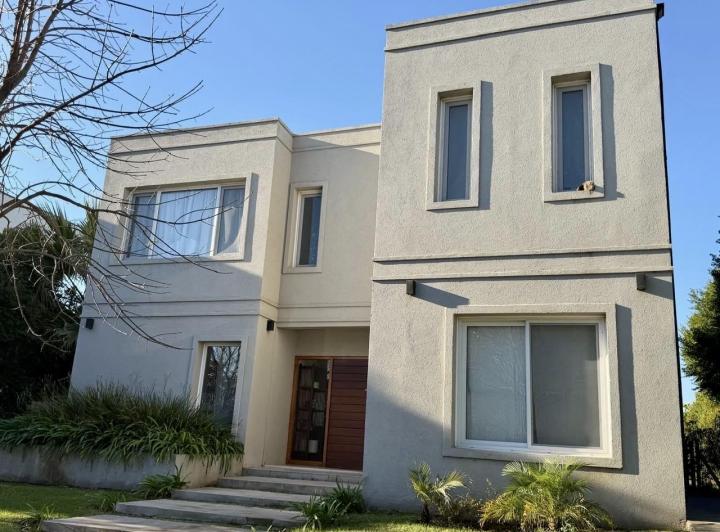 Casa · 200m² · 5 Ambientes · 1 Cochera