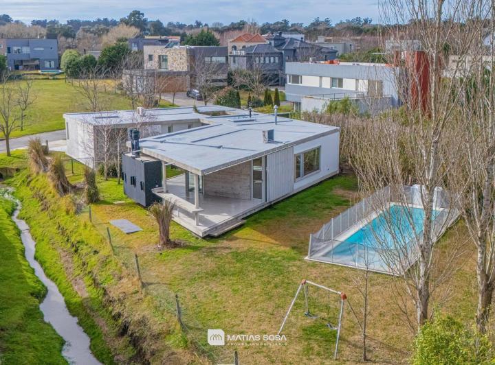 Casa · 200m² · 4 Ambientes · 3 Cocheras