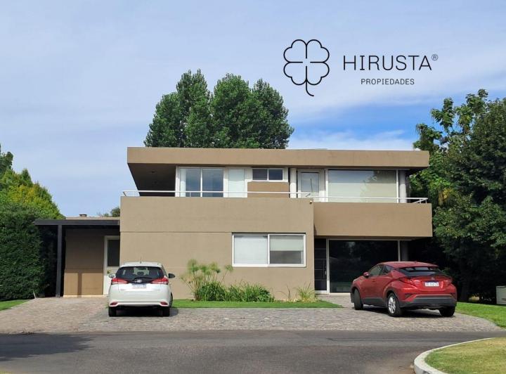 Casa · 310m² · 7 Ambientes · 3 Cocheras