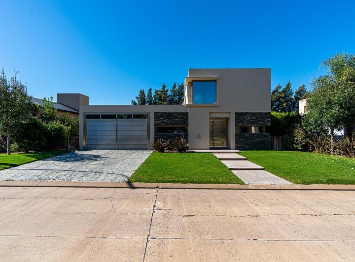 Casa · 400m² · 3 Dormitorios · 2 Cocheras