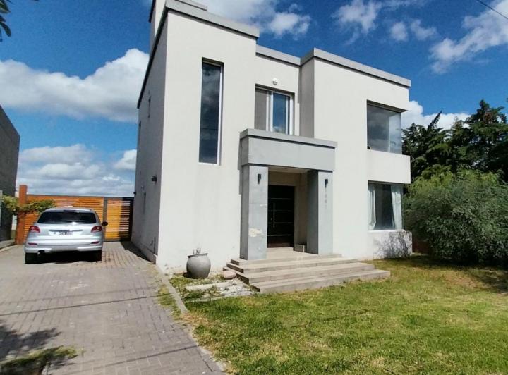 Casa · 180m² · 10 Ambientes