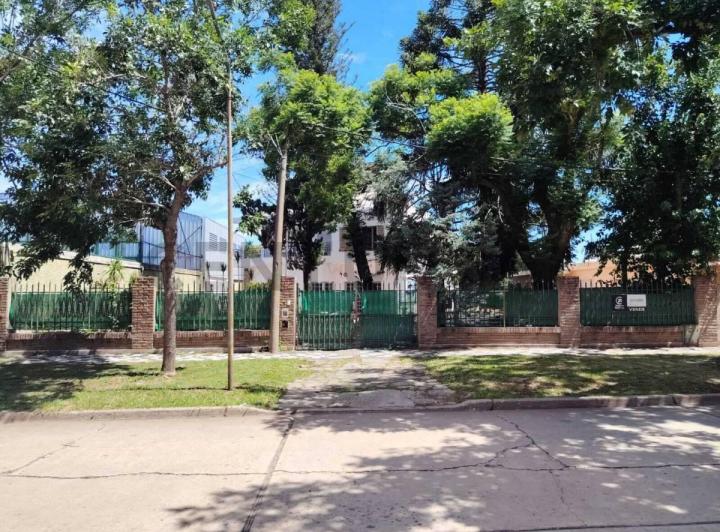 Casa · 271m² · 10 Ambientes · 2 Cocheras