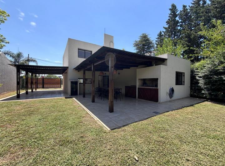 Casa · 98m² · 4 Ambientes · 1 Cochera