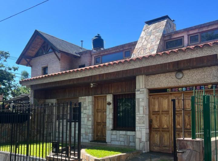 Casa · 83m² · 5 Ambientes · 2 Cocheras