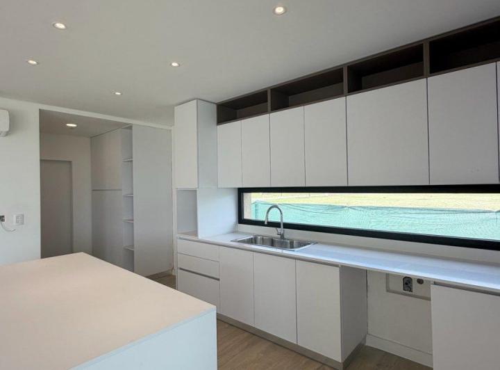 Casa · 175m² · 5 Ambientes · 4 Cocheras