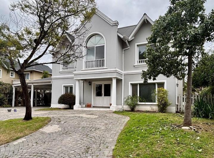 Casa · 220m² · 5 Ambientes · 2 Cocheras