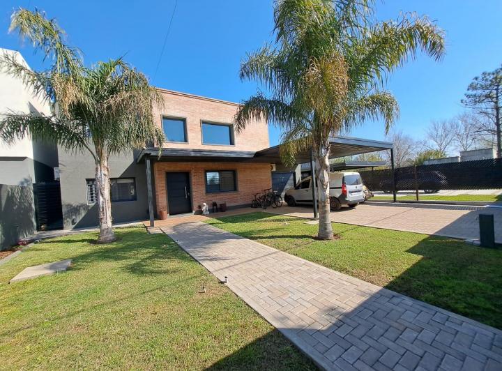 Casa · 200m² · 7 Ambientes · 3 Cocheras