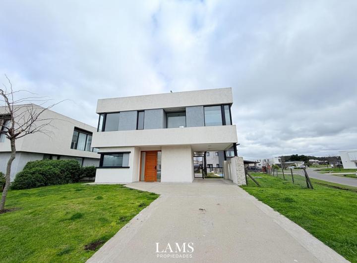 Casa · 190m² · 4 Ambientes · 1 Cochera