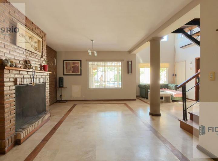 Casa · 220m² · 6 Ambientes · 1 Cochera