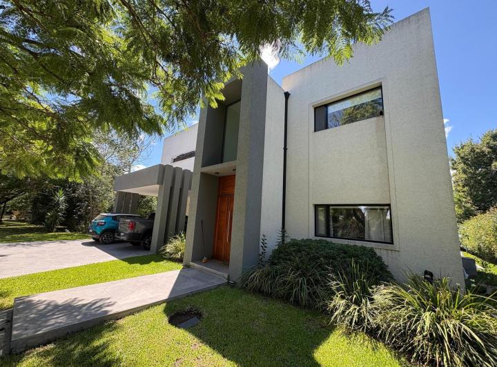 Casa · 246m² · 7 Ambientes · 4 Cocheras