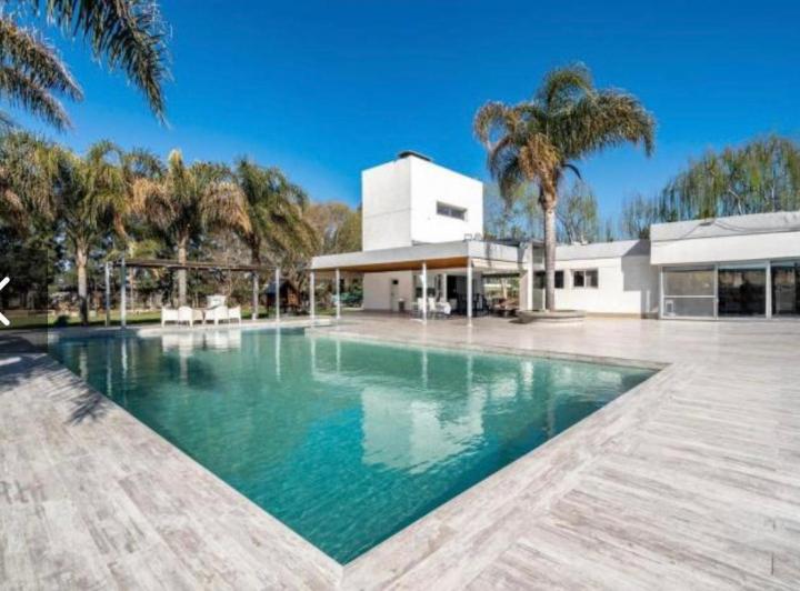 Casa · 330m² · 7 Ambientes · 3 Cocheras