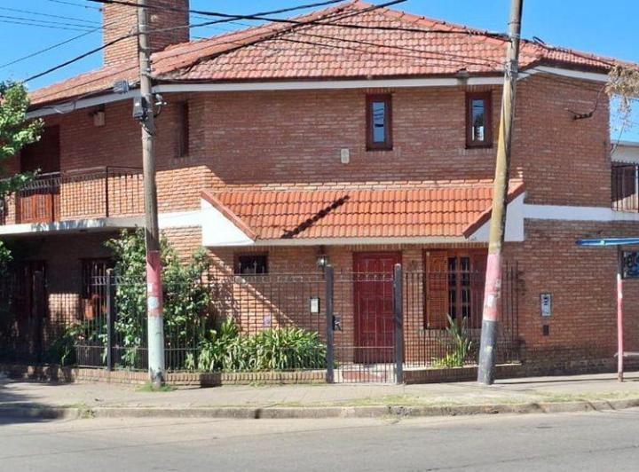 Casa · 205ha · 5 Ambientes · 2 Cocheras