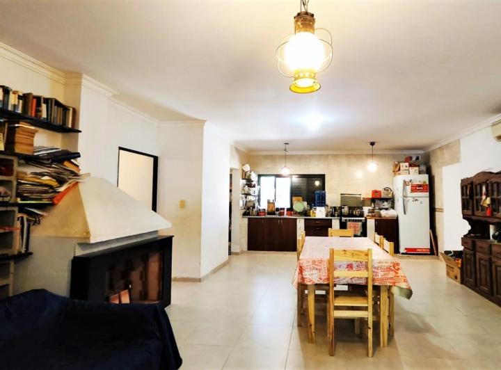 Casa · 230m² · 10 Ambientes · 3 Cocheras