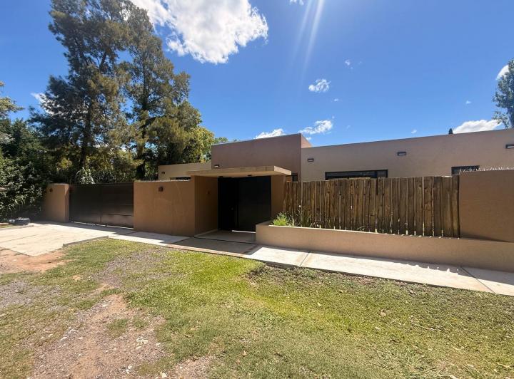 Casa · 300m² · 6 Ambientes · 2 Cocheras