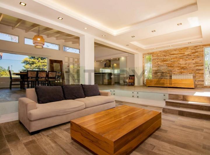 Casa · 324m² · 4 Ambientes · 2 Cocheras