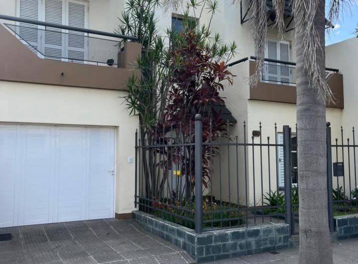 Casa · 208m² · 4 Dormitorios · 2 Cocheras