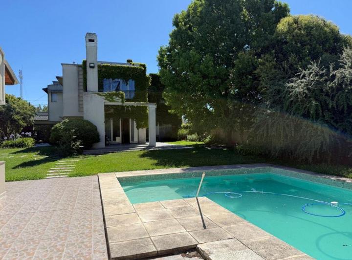 Casa · 490m² · 1 Ambiente · 2 Cocheras