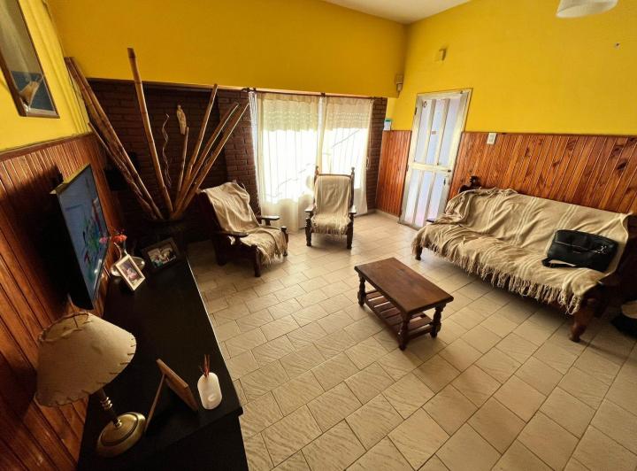 Casa · 230m² · 4 Ambientes · 1 Cochera