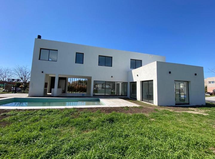 Casa · 243m² · 4 Ambientes