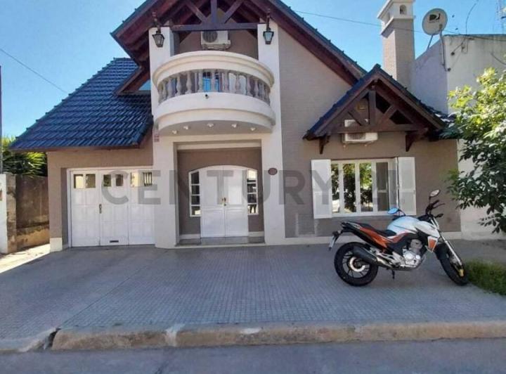 Casa · 202m² · 5 Ambientes · 1 Cochera