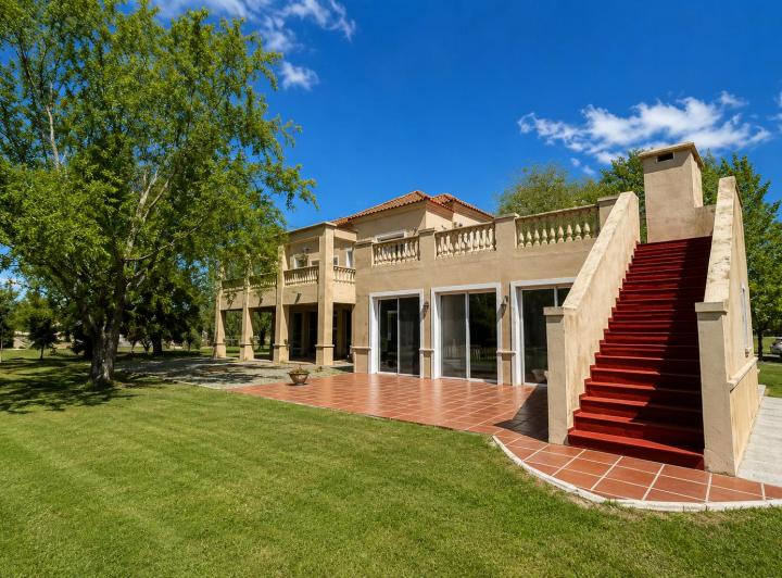 Casa · 380m² · 6 Ambientes · 2 Cocheras