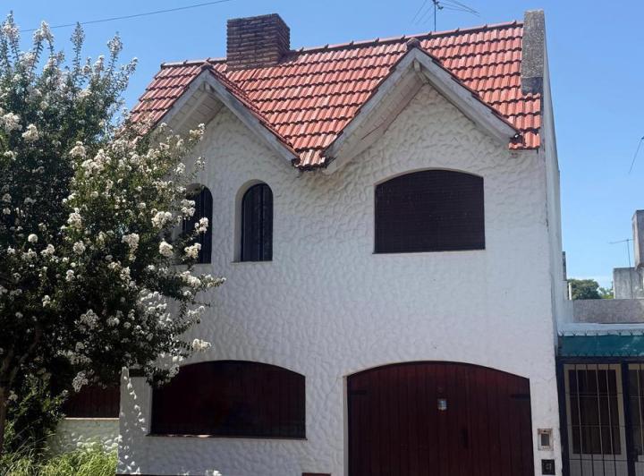 Casa · 135m² · 5 Ambientes · 1 Cochera
