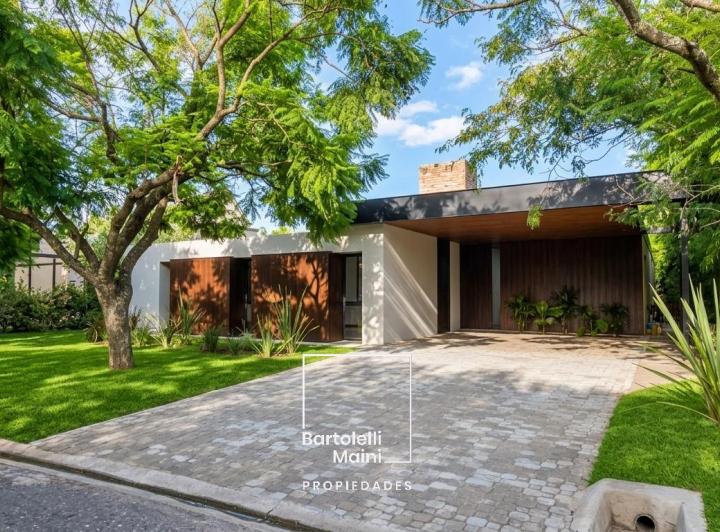 Casa · 300m² · 4 Ambientes · 2 Cocheras