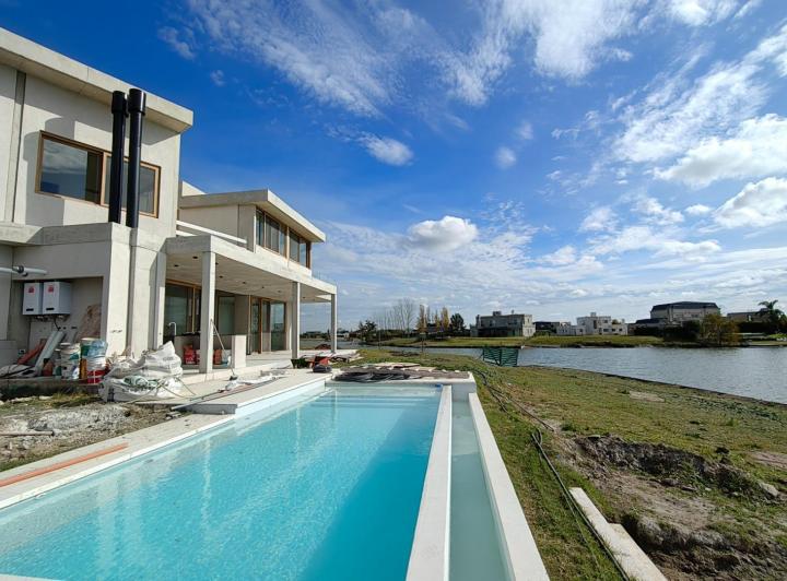 Casa · 332m² · 5 Ambientes · 4 Cocheras