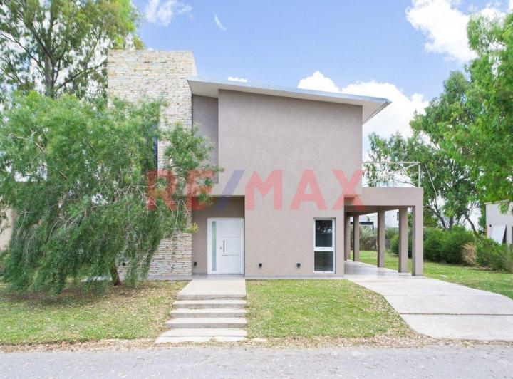 Casa · 240m² · 5 Ambientes