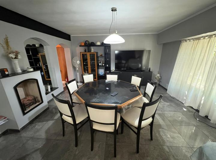 Casa · 251m² · 5 Ambientes · 1 Cochera