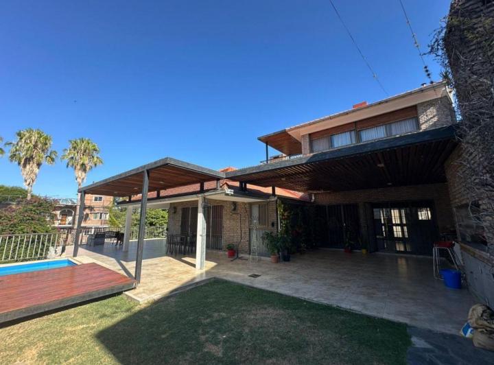 Casa · 380m² · 8 Ambientes · 2 Cocheras