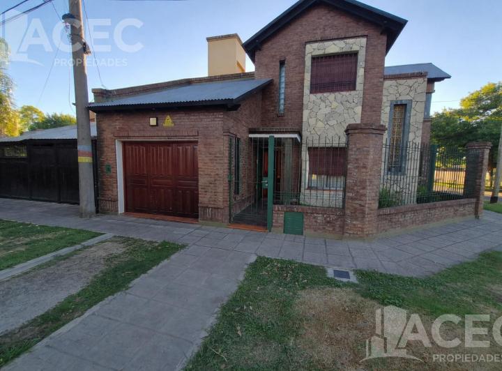 Casa · 240m² · 4 Ambientes · 2 Cocheras