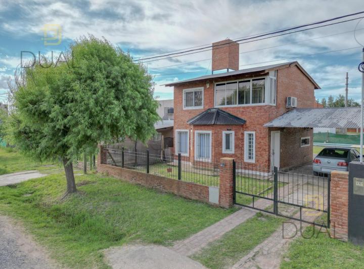 Casa · 110m² · 4 Ambientes · 2 Cocheras