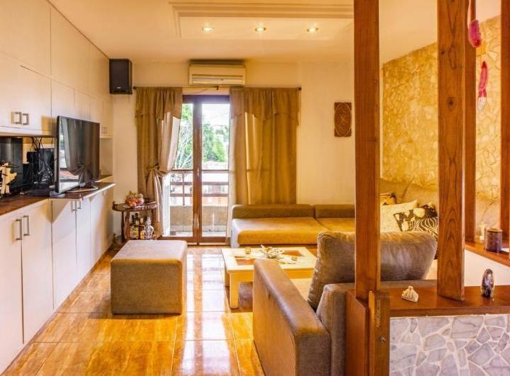 Casa · 233m² · 5 Ambientes · 2 Cocheras
