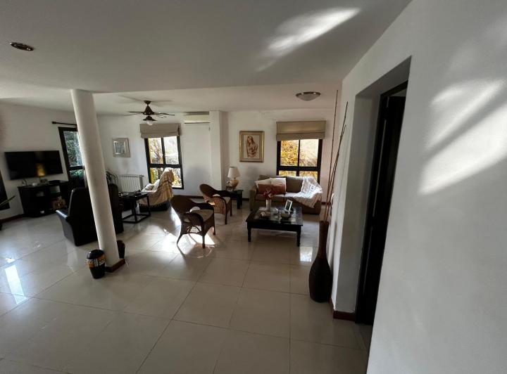Casa · 203m² · 6 Ambientes · 2 Cocheras