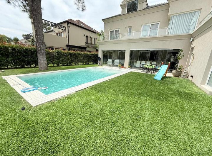 Casa · 430m² · 6 Ambientes · 6 Cocheras