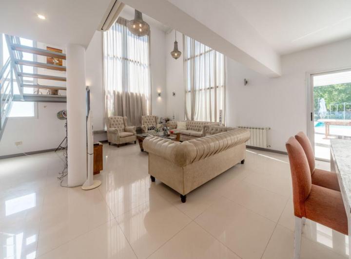 Casa · 230m² · 8 Ambientes · 3 Cocheras