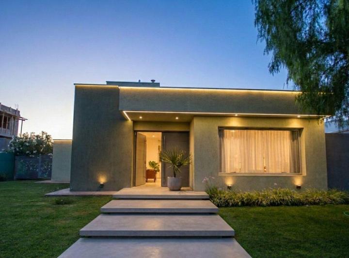 Casa · 220m² · 10 Ambientes · 2 Cocheras