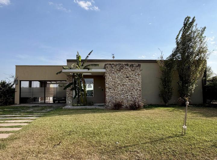 Casa · 296m² · 4 Ambientes · 2 Cocheras