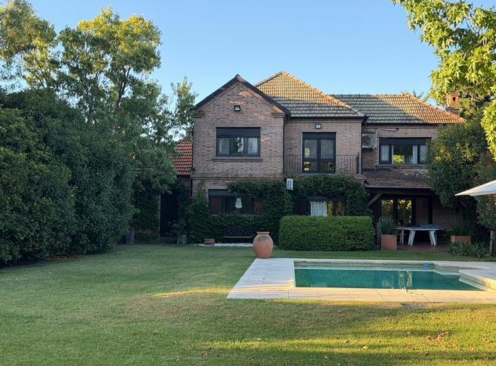 Casa · 260m² · 3 Dormitorios · 4 Cocheras