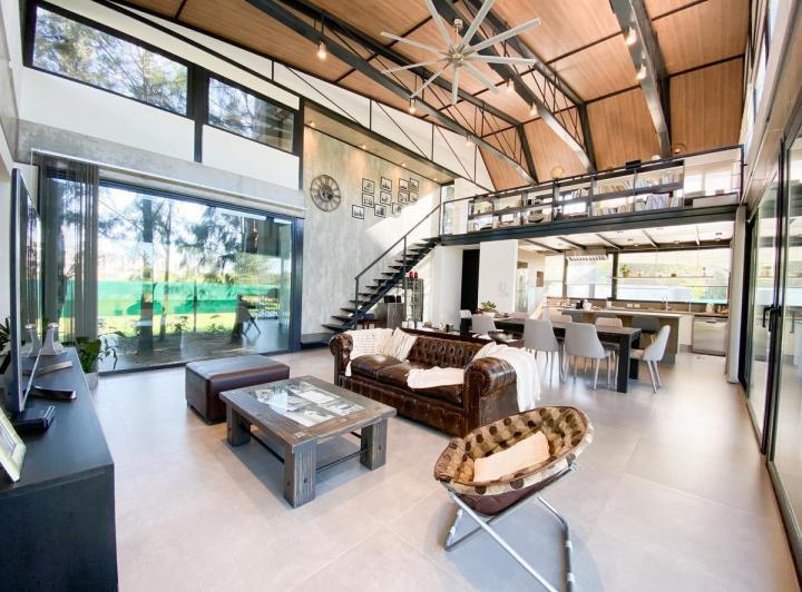 Casa · 240m² · 6 Ambientes · 4 Cocheras