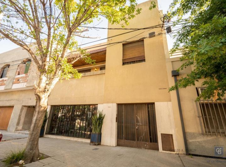 Casa · 324m² · 8 Ambientes · 1 Cochera
